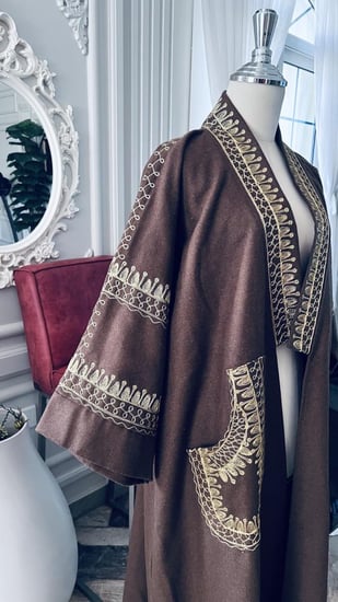 بشت كويتي بني صوف مقصب بالذهبي