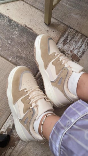 حذاء بيج فاتح وبيج غامق رياضي عملي ومريح