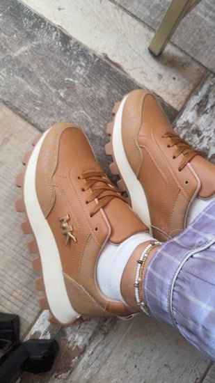 حذاء جملي بحواف بيضاء رياضي عملي ومريح