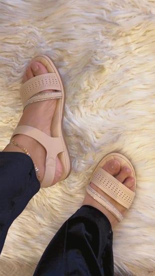 حذاء طبي بيج مرتفع ٢ سم مريح وعملي