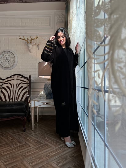 عباية مخمل سوداء سادة مع تطريز بالخيوط الملونة بالاكمام