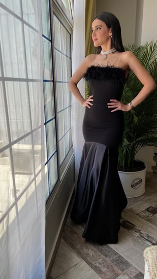 فستان سهره اسود سكيني مزين بالريش ومن الاسفل تفته