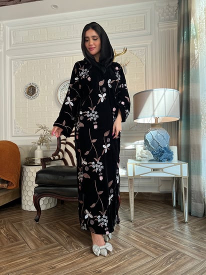 عباية مخمل مطرزة بالخيوط البرونز والفضي بالكامل