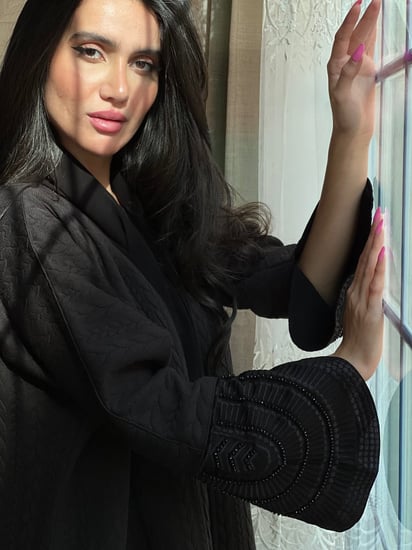 عباية شتوية سوداء مطرزة بالخيوط والفصوص من الأكمام