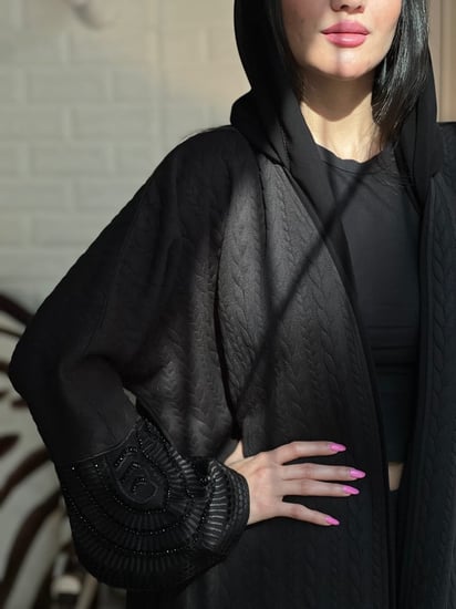 عباية شتوية سوداء مطرزة بالخيوط والفصوص من الأكمام