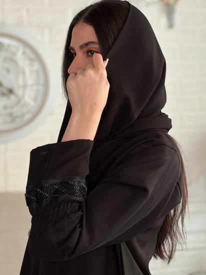 عباية سوداء قماش الندى خفيف ومايتعرفط مزين بكلفة مطرزة وطبقة تل على الكم رقم 292