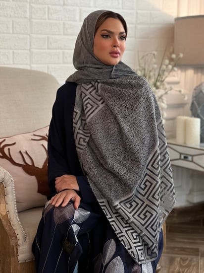 طرحة رصاصي لينن خفيفه وباردة مطرزة بالخيوط رقم