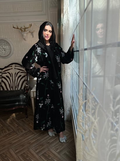 عباية مخمل مطرزة الخيوط الملونة بالكامل