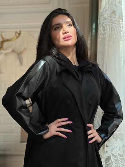 عباية شاموا مرد مزينه بالجلد الاسود من الأكمام