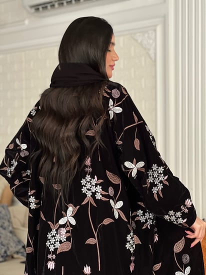 عباية مخمل مطرزة بالخيوط البرونز والفضي بالكامل