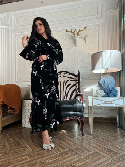 عباية مخمل مطرزة الخيوط الملونة بالكامل