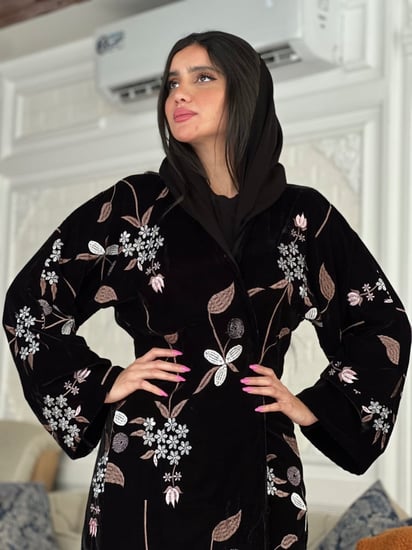 عباية مخمل مطرزة بالخيوط البرونز والفضي بالكامل