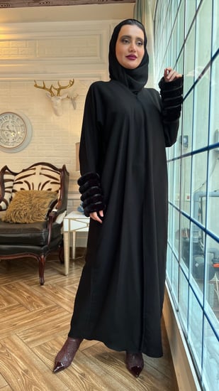 عباية كريب طايح مايتعرفط مزينه بالفرو من الأكمام