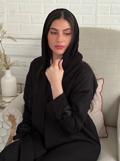 عباية سوداء قماش الندى خفيف ومايتعرفط مزين بكلفة مطرزة وطبقة تل على الكم رقم 292