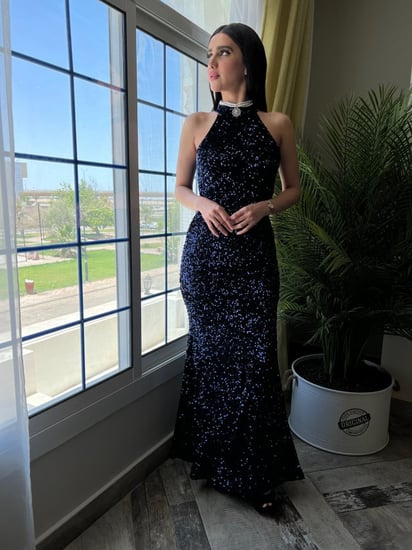 فستان سهره ترتر كحلي سكيني مفتوح من الامام ومن الظهر حبال بشكل اكس