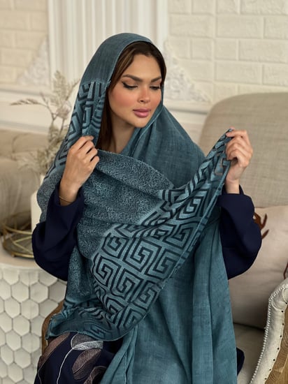 طرحة لون أخضر تركواز لينن خفيفه وباردة مطرزة بالخيوط تركواز