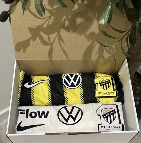 بكج اليوم الوطني 95 تيشيرتين اتحاد أساسي واحتياطي تعليقة