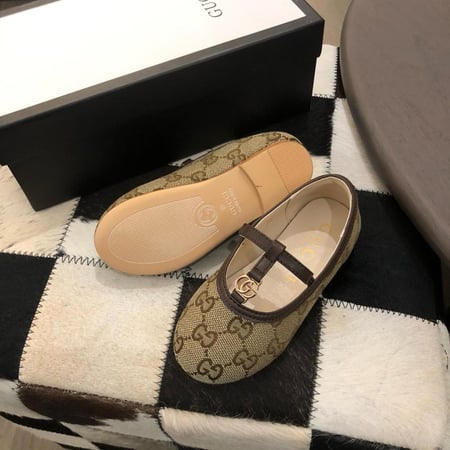 حذاء بناتي بني مطبوع شعار الماركه