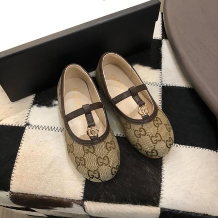 حذاء بناتي بني مطبوع شعار الماركه