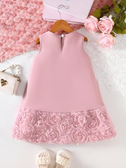 فستان صدرية بفيونكة كبيرة وتزيين بتلات 3D