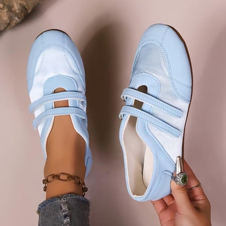 حذاء يجمع بين الأناقة والراحة، ويتميز بلون أزرق فاتح وتصميم مستوحى من طراز "ماري جين"