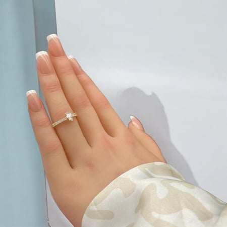 خاتم ذهب نسائي عيار 18 مزين بتصميم ماسي الوزن 1.2 جرام