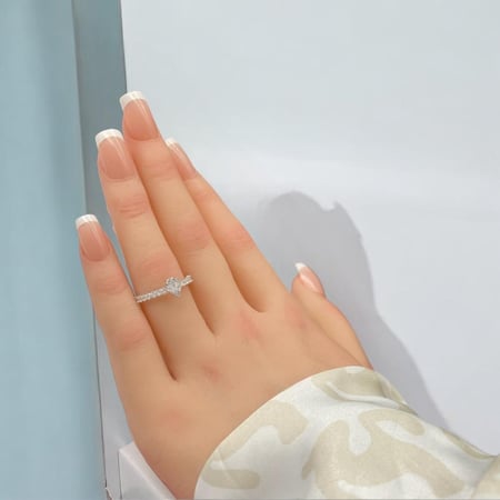 خاتم ذهب ابيض عيار 18 مميز بتصميم الماسي الوزن 1.21 جرام