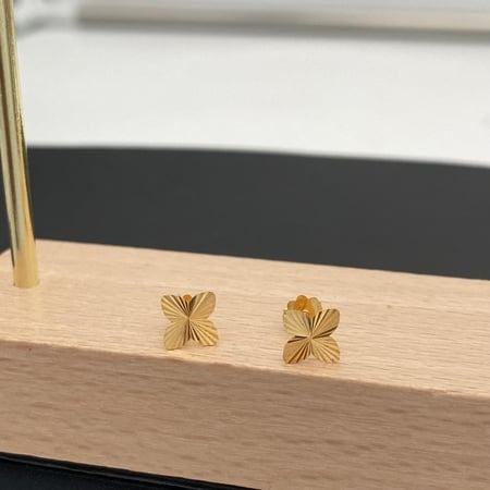 حلق ذهب عيار 21 الوزن 0.52 جرام