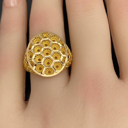 خاتم ذهب عيار 21 بشكل دائري انيق الوزن 3.44 جرام