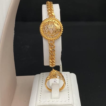 الجمال الفاخر مع طقم ذهب عيار 21 وزن 30.88 جرام