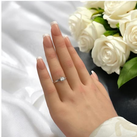 خاتم ذهب ابيض عيار 18 بتصميم الماسي الوزن 1.29 جرام