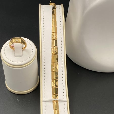 طقم ذهب عيار 21 وزن 40.12 جرام بتصميم هندسي عصري لإطلالة راقية