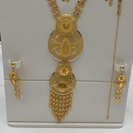 طقم ذهب ملكي عيار 21 رفاهية تليق بيك الوزن  72.8 جرام