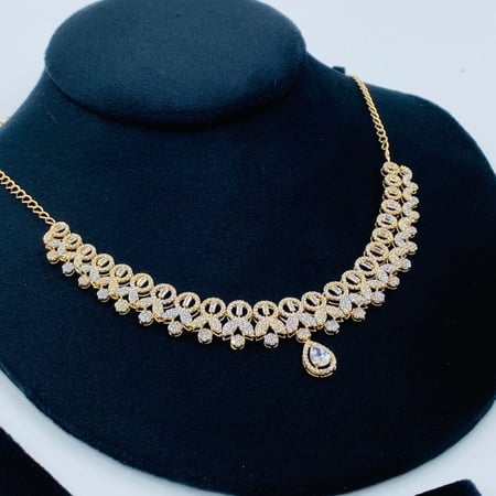 طقم ذهب تصميم ألماس عيار 18 الوزن 28.21 جرام