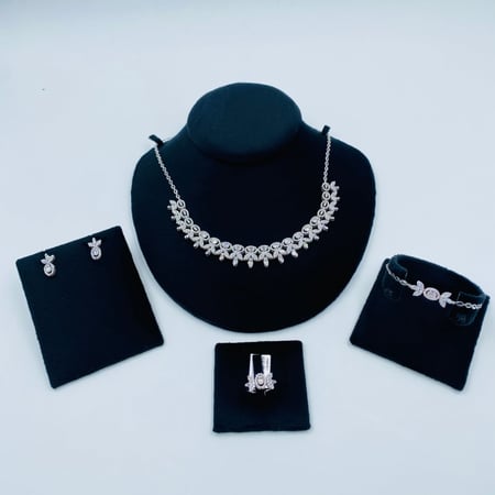 طقم ذهب تصميم ألماس عيار 18 الوزن 27.74 جرام