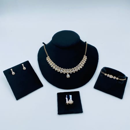 طقم ذهب تصميم ألماس عيار 18 الوزن 28.21 جرام