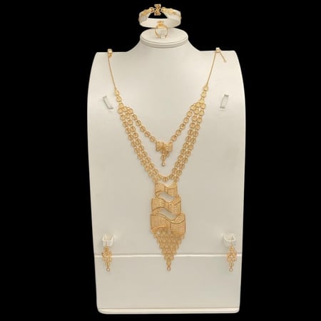 طقم ذهب ملكي عيار 21 بالنقوش الفريدة الوزن 40.97 جرام