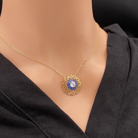 عقد ذهب ورده بحجر ملون عيار 21 وزن 2 جم 61 مل