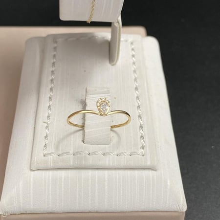 طقم ذهب عيار 18 بتصميم أنيق وجذاب الوزن 2.83 جرام