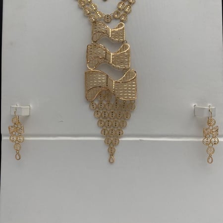 طقم ذهب ملكي عيار 21 بالنقوش الفريدة الوزن 40.97 جرام