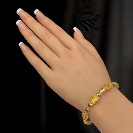 غويشة ذهب عيار 21 بوزن 10.06 جرام باشكال بيضاوية مزخرفة بنقوش شبكية