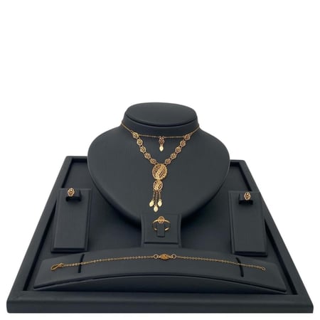 طقم ذهب عيار 21 وزن 8.8 جم بتصميم بيضاوي وتفاصيل نادرة مزخرفة وفصوص متدلية بلمسات ناعمة