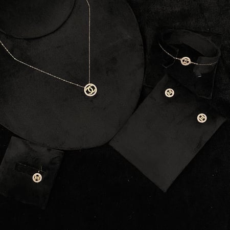 طقم ذهب عيار 18 بتصميم أنيق ملفت للانظار وزن 2.83 جرام