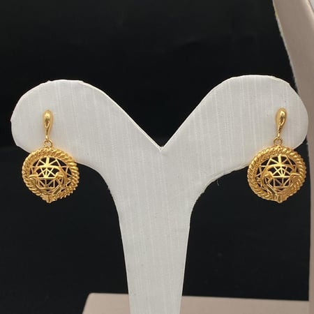 الجمال الفاخر مع طقم ذهب عيار 21 وزن 30.88 جرام