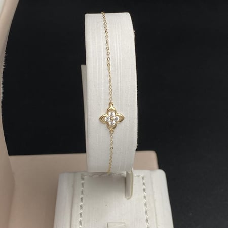 طقم ذهبي راقي عيار 18 بتصميم أنيق الوزن 2.18 جرام