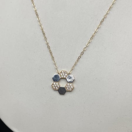 طقم ذهب عيار 18 الوزن 4.44 جرام