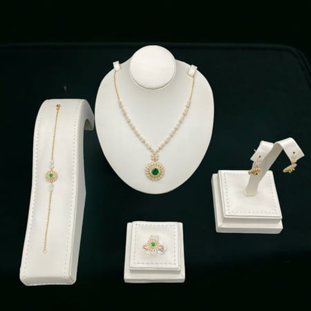 طقم ذهب عيار 18 الوزن 21.77 جرام