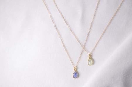 سلسله حجر على شكل دمعة