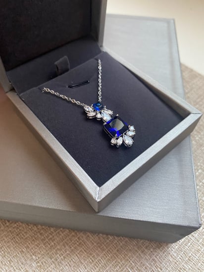 عقد مرصع باحجار الزيركون تصميم الماس