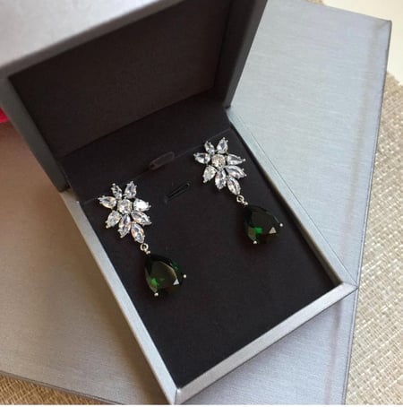 حلق مرصع باحجار الزيركون تصميم الماس